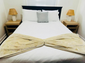 Comfy beds Wifi Bars Cafes Food in Riverside